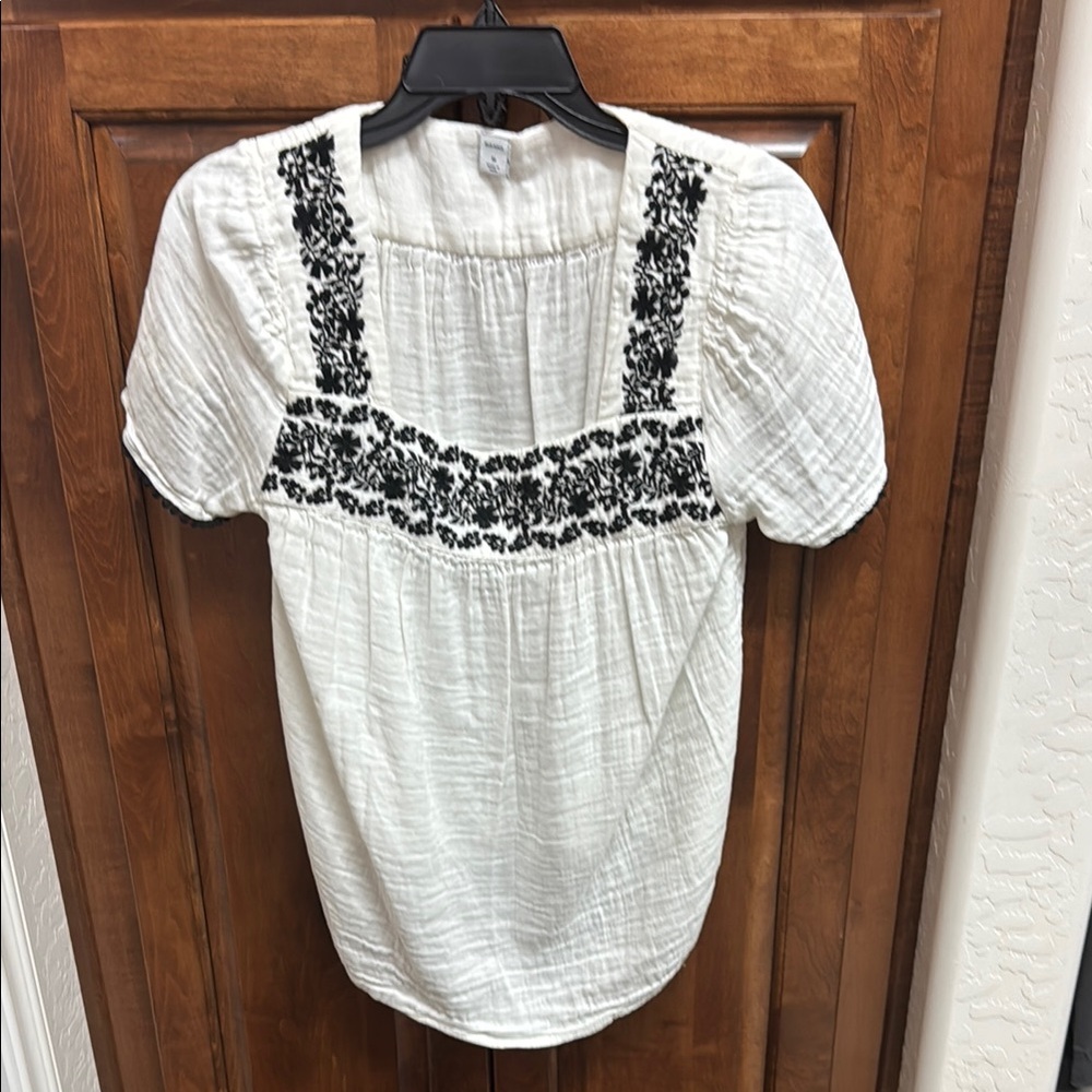 OLD NAVY white Peasant blouse trimmed in black embroidery